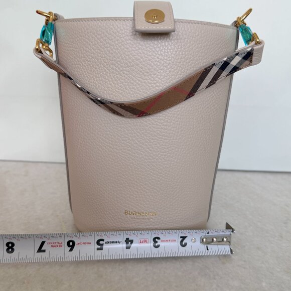 Burberry Small Grainy Leather Bucket Bag Limestone, house check strap - Picture 12 of 15